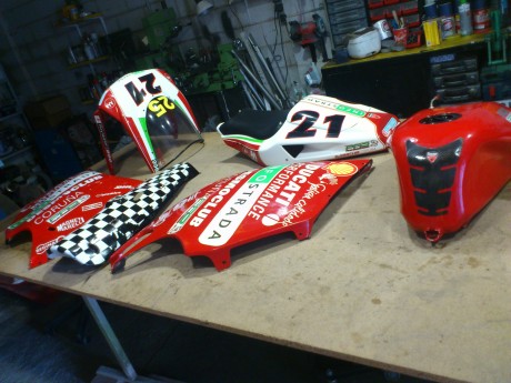 Vendo conjunto de carenados de circuito validos para las ducati 748/916/996/998 de cualquier año.los carenados 02