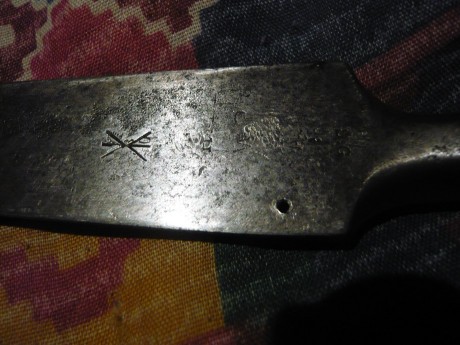 hola,a ver si alguien podria identificar esta bayoneta de cubo,yo la compre para una replica de un brown 01