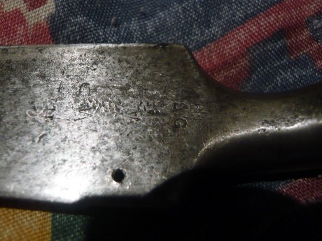 hola,a ver si alguien podria identificar esta bayoneta de cubo,yo la compre para una replica de un brown 00