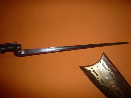 hola,a ver si alguien podria identificar esta bayoneta de cubo,yo la compre para una replica de un brown 12