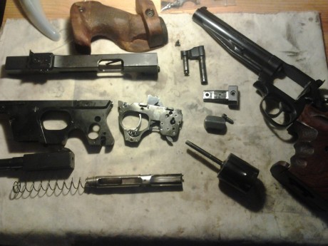 Hablando con gente de mi club me ha surgido una duda, algunos prefieren revolver para fuego central, defienden 12