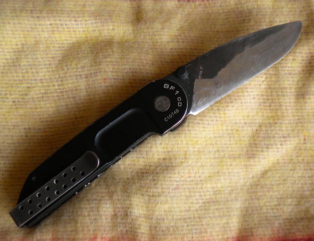 Tengo una navaja Extrema Ratio  BF1, que uso  a diario sin contemplaciones.
La compré hará unos 3 años.
Es 41