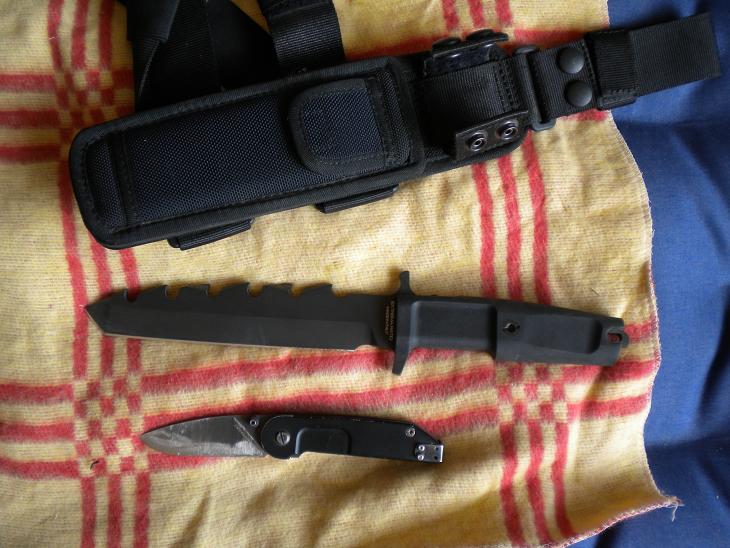 Tengo una navaja Extrema Ratio  BF1, que uso  a diario sin contemplaciones.
La compré hará unos 3 años.
Es 50