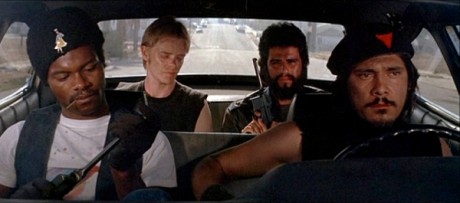 Compañeros,

En vista de las ganas de algunos (Elcafe, Wilcow, Vrakk, etc) por adivinar armas de películas 90