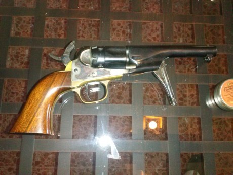 Hola compañeros estoy empezando en el mundo de la avancarga y me e echo con este revolver ( a buen precio 01