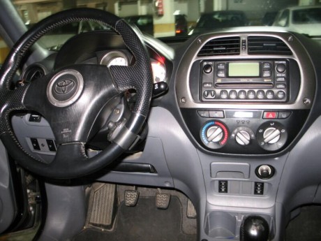 Hola a todos, un amigo que ha emigrado a USA me ha pedido que le venda su, TOYOTA - RAV4 2. 0 D4D SOL 00