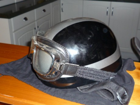 Una joyita.
Casco Cronwell ( como los de Agostini, Read, Surtess, Haillwood, etc.
Fabricado en Fivra de 00