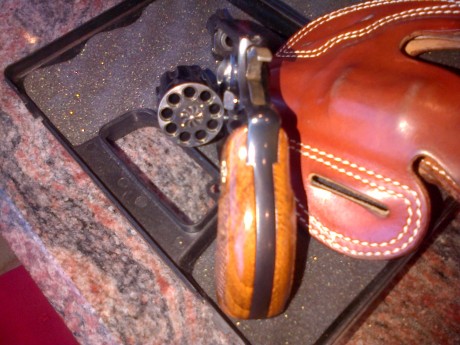Hola buenas compañeros , vendo revolver Astra modelo 250 , de dos pulgadas en calibre 22 , tambor para 00