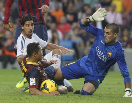 Mi pronóstico:
Barsa 3
R. Madrid 2
(A Messi se lo carga Pepe, a Neymar lo parte en dos Arbeloa, a Pedrito 102