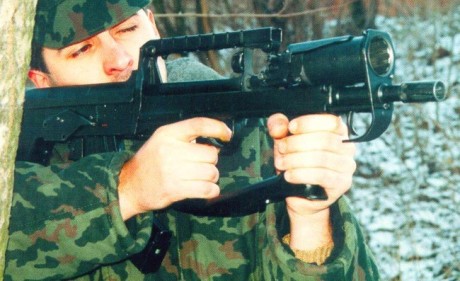 Hola.

Os paso el enlace de un fusil de asalto que funciona bajo el agua o sobre ella: fue presentado 20