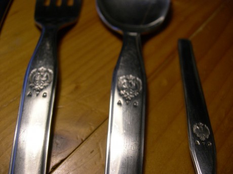 Cubierto de mesa completo del Ejército de Tierra.
Usado, pero en excelente estado.

Precio : 18 euros 02