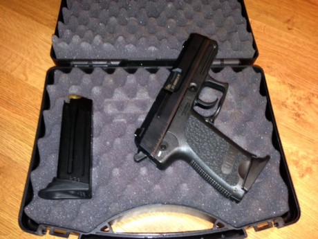 Vendo nuevisima y poco usada, menos de 100 disparos, pistola HK USP Compact, calibre 9mm
Está como se 00