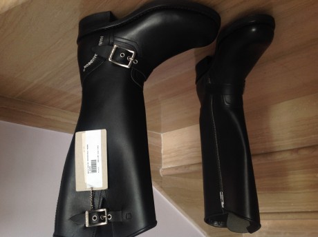 Pongo en venta botas nuevas a estrenar de la marca HARLEY DAVIDSON, hechas en piel.
Para mujer talla 37.

Precio 02