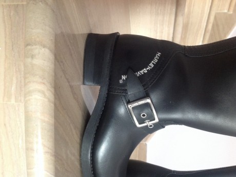 Pongo en venta botas nuevas a estrenar de la marca HARLEY DAVIDSON, hechas en piel.
Para mujer talla 37.

Precio 01