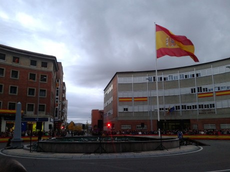 Acabo de llegar de presenciar un acto de homenaje a la Bandera de España. Ha sido en la Plaza de España 01