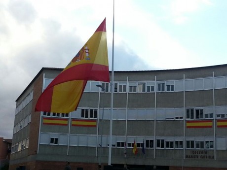 Acabo de llegar de presenciar un acto de homenaje a la Bandera de España. Ha sido en la Plaza de España 00