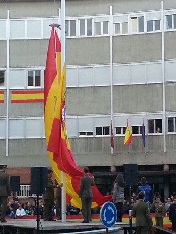 Acabo de llegar de presenciar un acto de homenaje a la Bandera de España. Ha sido en la Plaza de España 11