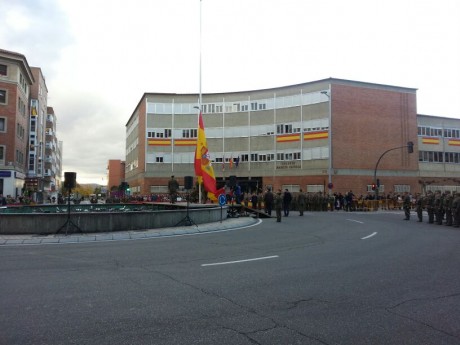 Acabo de llegar de presenciar un acto de homenaje a la Bandera de España. Ha sido en la Plaza de España 10