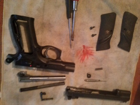 Queridos compañeros, os comento al ser de tercera, solo tengo un arma una CZ75, con dos carros 9mm y 22, 30