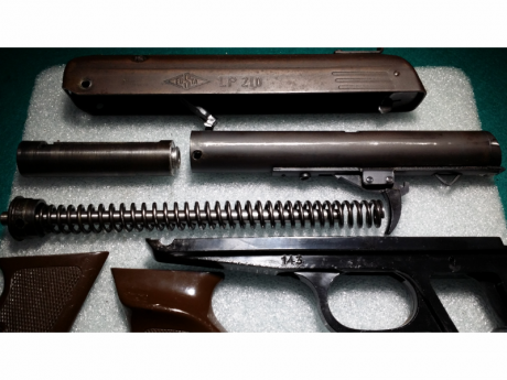 Buenas foreros. Recientemente mi padre ha sacado del "baúl de los recuerdos" una pistola de 11