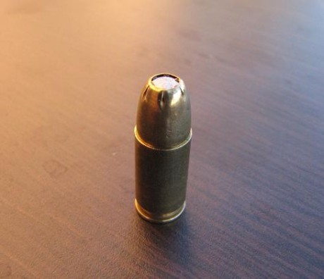Tengo un par de cartuchos del 9 mm. que me los dieron hace ya algún tiempo en la galería de tiro para 00
