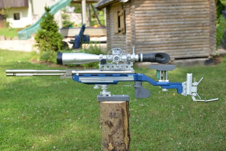 Hola compañeros, navegando por el internete me he trompezado con esta preciosidad de carabina, alguien 00