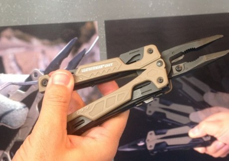 ¿Es conveniente que un soldado lleve una navaja tipo Vitorinox o Leatherman?.
 En caso afirmativo, cual 90