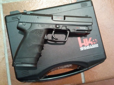 Vendo pistola HK USP calibre 45 acp con corredera negra y otra en inox, ambas con alza regulable de tritio, 02