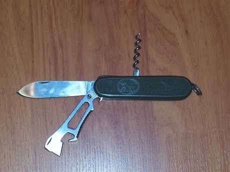 ¿Es conveniente que un soldado lleve una navaja tipo Vitorinox o Leatherman?.
 En caso afirmativo, cual 140