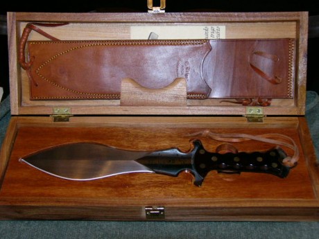 Bueno,pienso en comprarme un podenquero.
Que opinion teneis de este cuchillo?
He visto que tiene varios 52