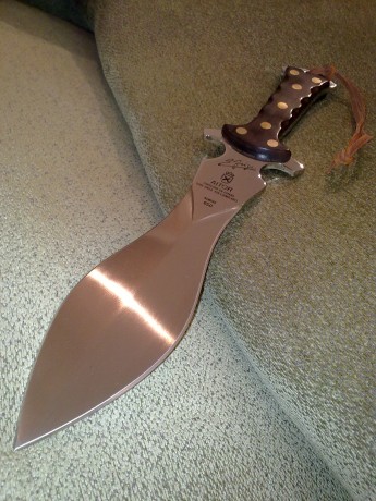 Bueno,pienso en comprarme un podenquero.
Que opinion teneis de este cuchillo?
He visto que tiene varios 51