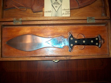 Bueno,pienso en comprarme un podenquero.
Que opinion teneis de este cuchillo?
He visto que tiene varios 60