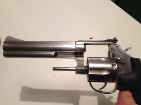 Hola, vendo mi 686, dispone de dos cachas, madera y goma. 01