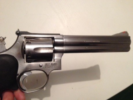 Hola, vendo mi 686, dispone de dos cachas, madera y goma. 00
