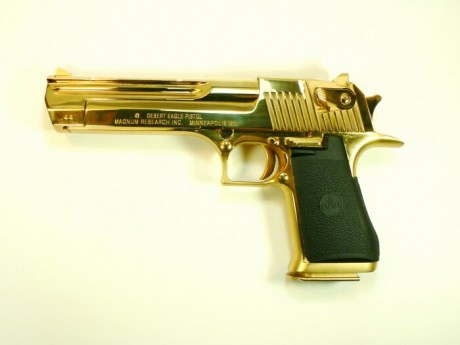 aqui os pongo unas imagen de unas verdaderas armas en oro, me comentaron que havia algun 9mm de oro maziso 10