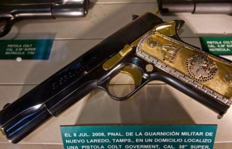 aqui os pongo unas imagen de unas verdaderas armas en oro, me comentaron que havia algun 9mm de oro maziso 31