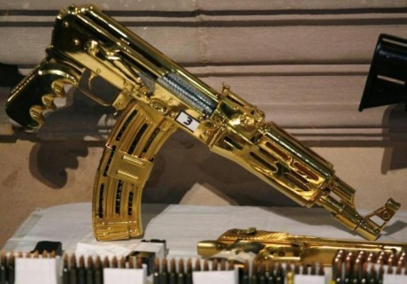 aqui os pongo unas imagen de unas verdaderas armas en oro, me comentaron que havia algun 9mm de oro maziso 30