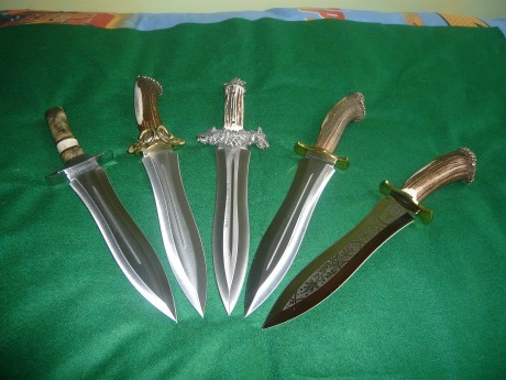 Bueno,pienso en comprarme un podenquero.
Que opinion teneis de este cuchillo?
He visto que tiene varios 152