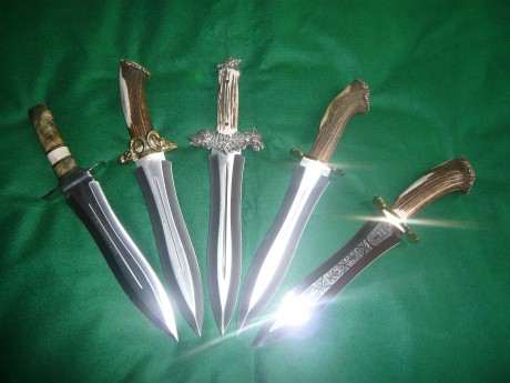 Bueno,pienso en comprarme un podenquero.
Que opinion teneis de este cuchillo?
He visto que tiene varios 151