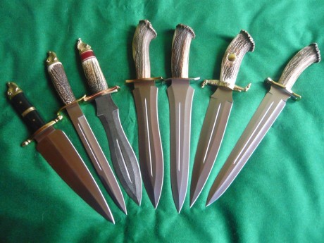 Bueno,pienso en comprarme un podenquero.
Que opinion teneis de este cuchillo?
He visto que tiene varios 172