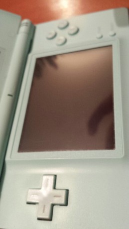 Buenos días a todos. 
Se vende una Nintendo DS en estado impecable, poco uso, ya que el usuario descubrió 00