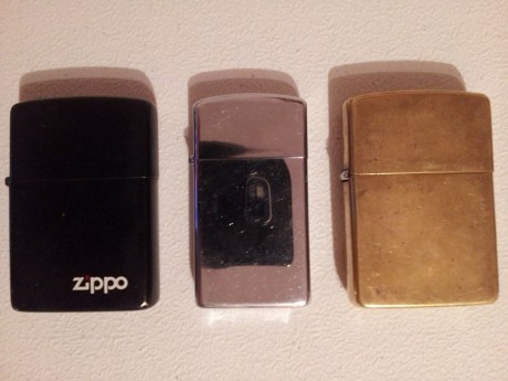 Vendo 3 zippos usados en perfecto funcionamiento:

- Zippo negro de 1985.
- Zippo slim plateado de 1990.
- 00