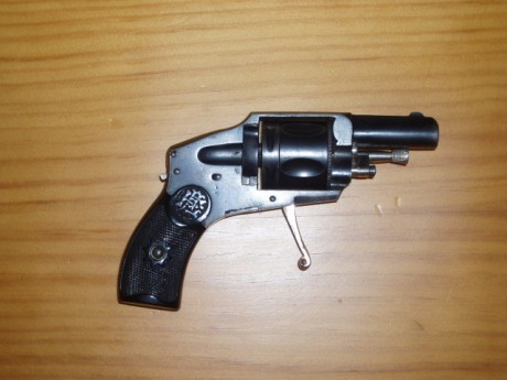 Estoy buscando informacion sobre esta preciosidad.
Hasta donde he llegado es que es un revolver velo-dog, 02