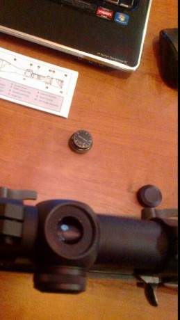 Buenos días:

Estaba ayer centrando uno de estos visores y al ir a aflojar el tapón del tornillo que regula 00