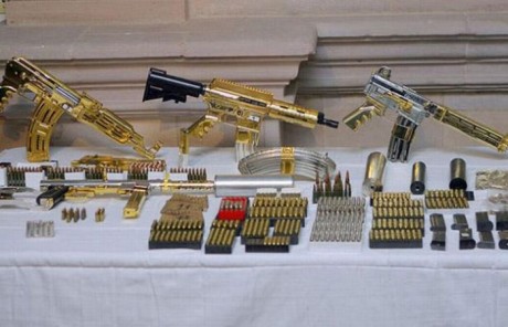 aqui os pongo unas imagen de unas verdaderas armas en oro, me comentaron que havia algun 9mm de oro maziso 50