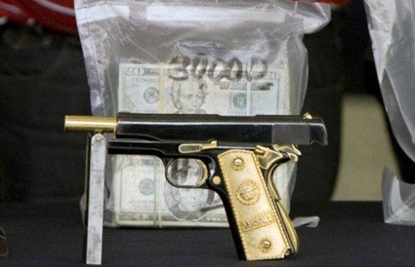 aqui os pongo unas imagen de unas verdaderas armas en oro, me comentaron que havia algun 9mm de oro maziso 71
