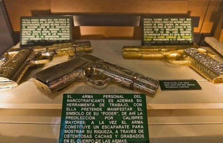 aqui os pongo unas imagen de unas verdaderas armas en oro, me comentaron que havia algun 9mm de oro maziso 42