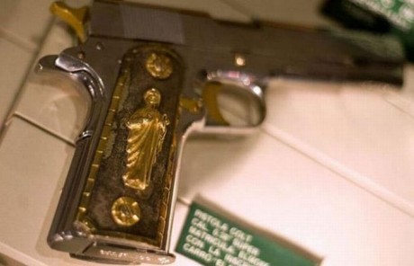 aqui os pongo unas imagen de unas verdaderas armas en oro, me comentaron que havia algun 9mm de oro maziso 41
