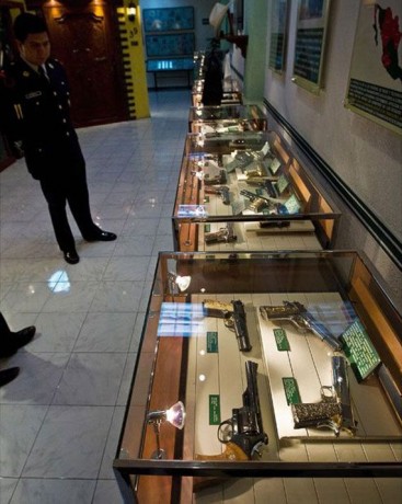 aqui os pongo unas imagen de unas verdaderas armas en oro, me comentaron que havia algun 9mm de oro maziso 40