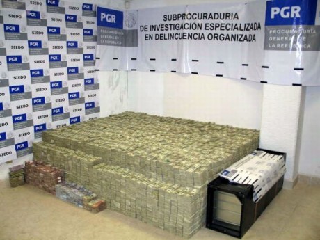 aqui os pongo unas imagen de unas verdaderas armas en oro, me comentaron que havia algun 9mm de oro maziso 90
